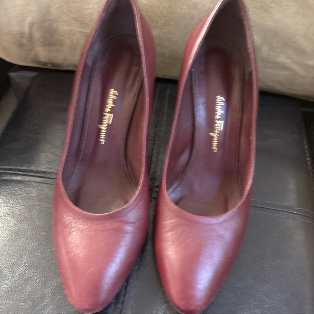 Ferragamo Judy Leather Pump Women's. Size # 7 - Picture 2 of 15